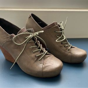 OTBT heeled lace up shoes size 9